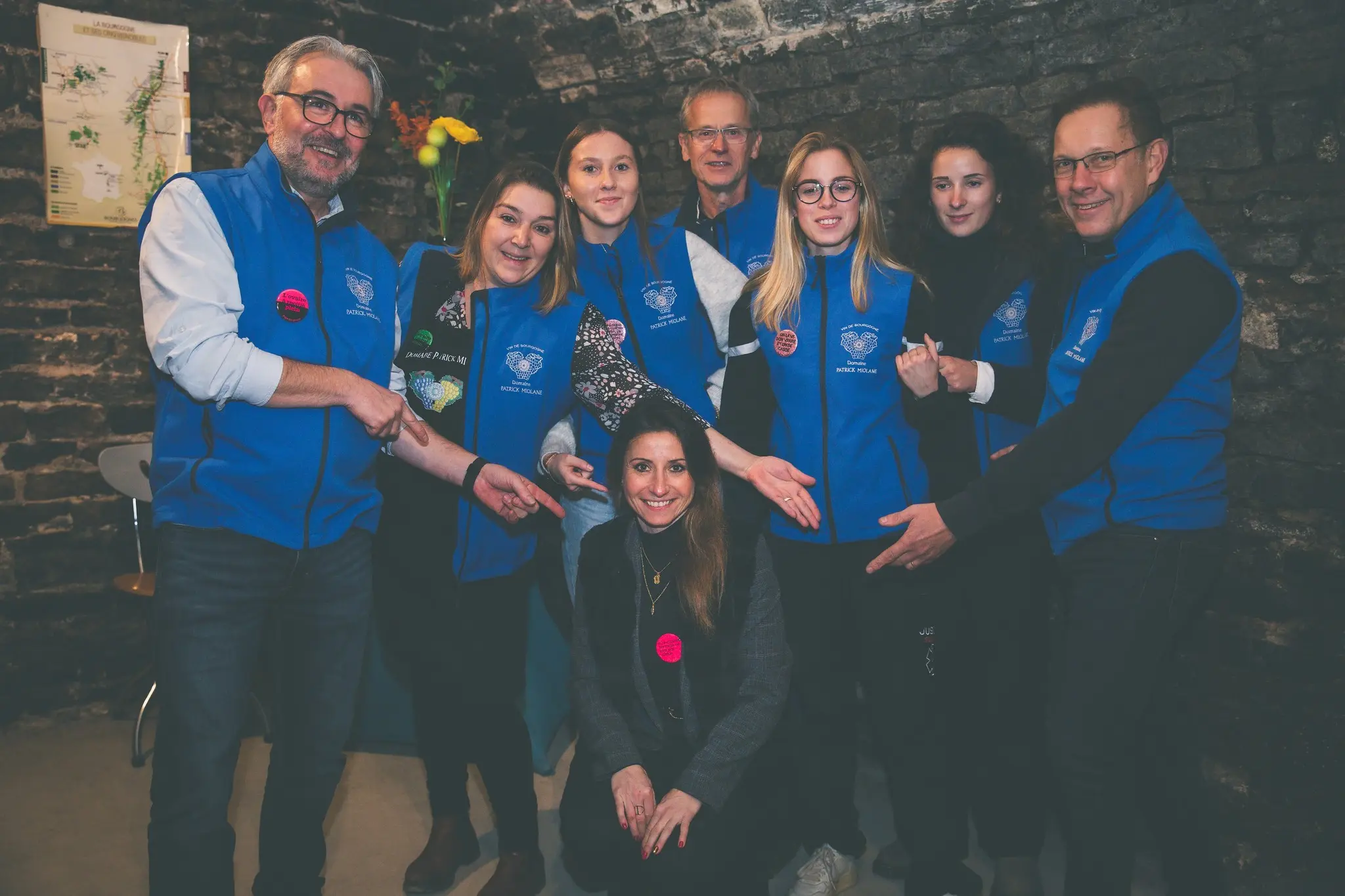 Photographie de groupe avec veste brodée